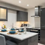 Spring Mount Huge Luxury Full Apartment- Centre-two Extremely Comfy Kingsize Bedrooms-fully Equipped Modern Kitchen-cosy Living With Huge Tv Апартаменты *