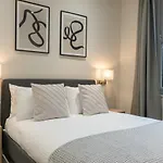 Апартаменты Spring Mount Huge Luxury Full Apartment- Centre-two Extremely Comfy Kingsize Bedrooms-fully Equipped Modern Kitchen-cosy Living With Huge Tv *