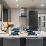 Spring Mount Huge Luxury Full Apartment- Centre-two Extremely Comfy Kingsize Bedrooms-fully Equipped Modern Kitchen-cosy Living With Huge Tv Апартаменты