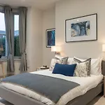 Spring Mount Huge Luxury Full Apartment- Centre-two Extremely Comfy Kingsize Bedrooms-fully Equipped Modern Kitchen-cosy Living With Huge Tv