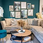 Апартаменты Spring Mount Huge Luxury Full Apartment- Centre-two Extremely Comfy Kingsize Bedrooms-fully Equipped Modern Kitchen-cosy Living With Huge Tv *