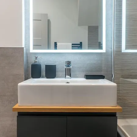 Spring Mount Huge Luxury Full Apartment- Centre-two Extremely Comfy Kingsize Bedrooms-fully Equipped Modern Kitchen-cosy Living With Huge Tv Apartment *