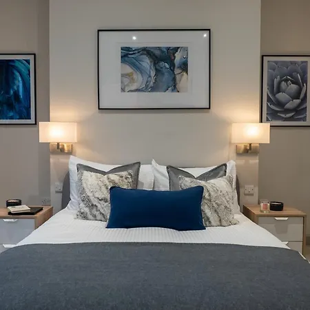 Apartment Spring Mount Huge Luxury Full Apartment- Centre-two Extremely Comfy Kingsize Bedrooms-fully Equipped Modern Kitchen-cosy Living With Huge Tv