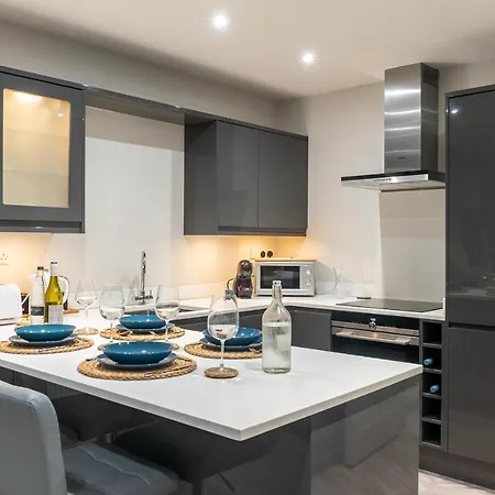 Spring Mount Huge Luxury Full Apartment- Centre-two Extremely Comfy Kingsize Bedrooms-fully Equipped Modern Kitchen-cosy Living With Huge Tv Apartament *