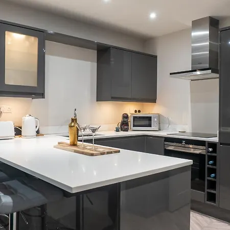 Spring Mount Huge Luxury Full Apartment- Centre-two Extremely Comfy Kingsize Bedrooms-fully Equipped Modern Kitchen-cosy Living With Huge Tv Apartment