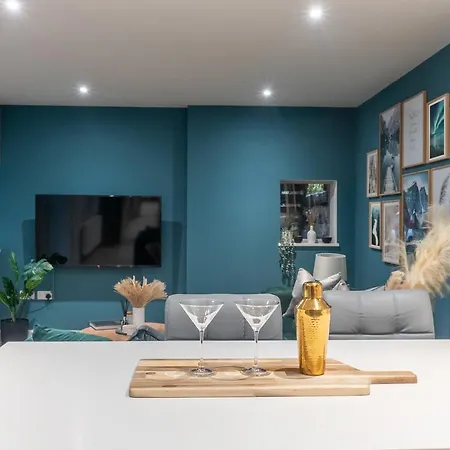 Spring Mount Huge Luxury Full Apartment- Centre-two Extremely Comfy Kingsize Bedrooms-fully Equipped Modern Kitchen-cosy Living With Huge Tv