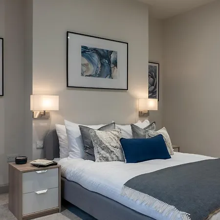 Spring Mount Huge Luxury Full Apartment- Centre-two Extremely Comfy Kingsize Bedrooms-fully Equipped Modern Kitchen-cosy Living With Huge Tv *