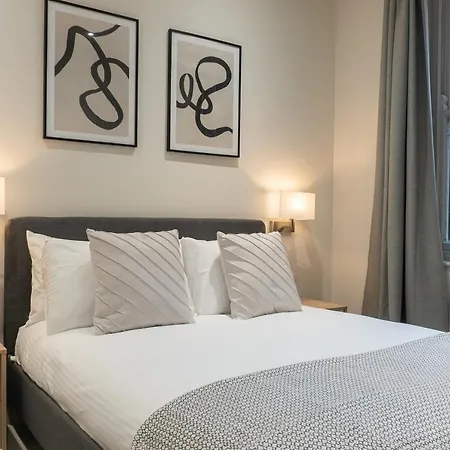 Apartament Spring Mount Huge Luxury Full Apartment- Centre-two Extremely Comfy Kingsize Bedrooms-fully Equipped Modern Kitchen-cosy Living With Huge Tv *