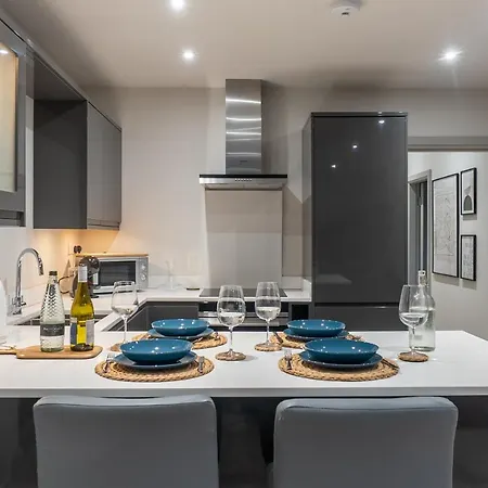 Spring Mount Huge Luxury Full Apartment- Centre-two Extremely Comfy Kingsize Bedrooms-fully Equipped Modern Kitchen-cosy Living With Huge Tv Apartament