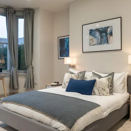 Spring Mount Huge Luxury Full Apartment- Centre-two Extremely Comfy Kingsize Bedrooms-fully Equipped Modern Kitchen-cosy Living With Huge Tv