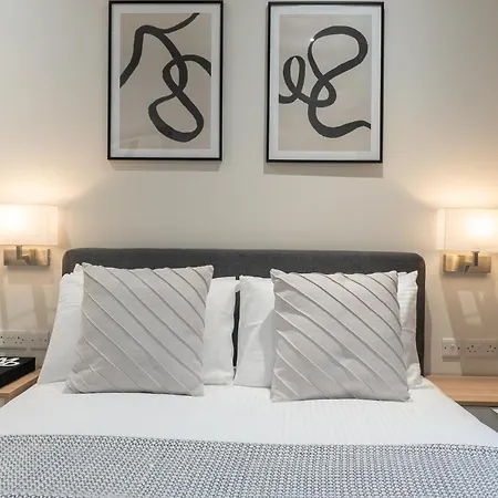 Spring Mount Huge Luxury Full Apartment- Centre-two Extremely Comfy Kingsize Bedrooms-fully Equipped Modern Kitchen-cosy Living With Huge Tv *