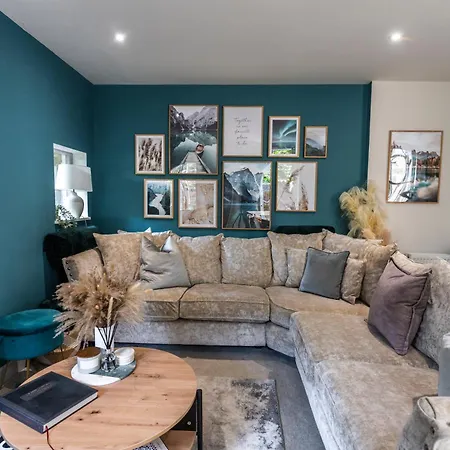 Apartament Spring Mount Huge Luxury Full Apartment- Centre-two Extremely Comfy Kingsize Bedrooms-fully Equipped Modern Kitchen-cosy Living With Huge Tv