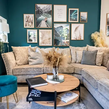 Apartment Spring Mount Huge Luxury Full Apartment- Centre-two Extremely Comfy Kingsize Bedrooms-fully Equipped Modern Kitchen-cosy Living With Huge Tv *