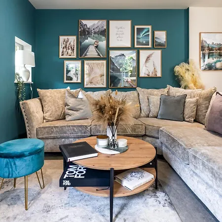 Spring Mount Huge Luxury Full Apartment- Centre-two Extremely Comfy Kingsize Bedrooms-fully Equipped Modern Kitchen-cosy Living With Huge Tv *