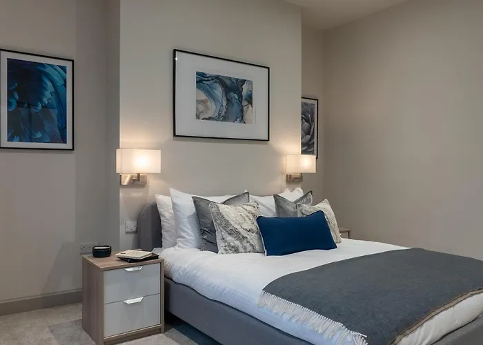 Spring Mount Huge Luxury Full Apartment- Centre-two Extremely Comfy Kingsize Bedrooms-fully Equipped Modern Kitchen-cosy Living With Huge Tv *