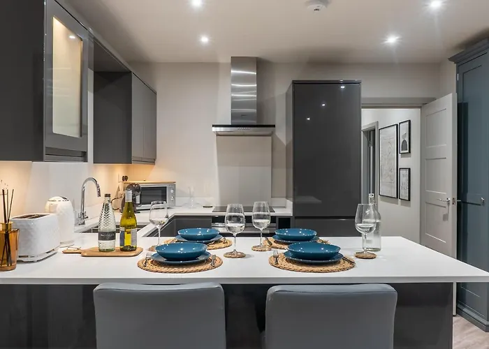 Spring Mount Huge Luxury Full Apartment- Centre-two Extremely Comfy Kingsize Bedrooms-fully Equipped Modern Kitchen-cosy Living With Huge Tv Daire