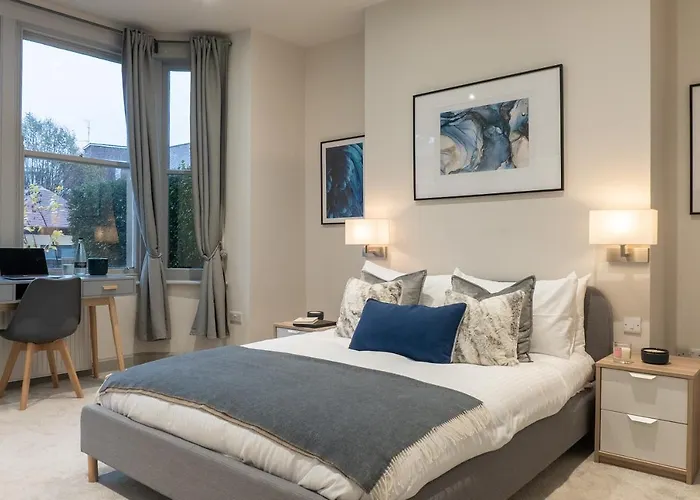 Spring Mount Huge Luxury Full Apartment- Centre-two Extremely Comfy Kingsize Bedrooms-fully Equipped Modern Kitchen-cosy Living With Huge Tv